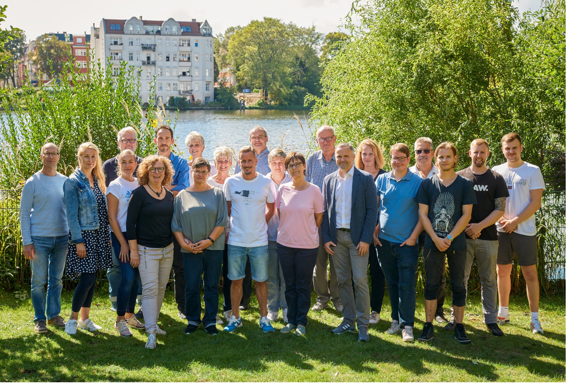 Gruppenfoto des Genius-Teams an einem Flussufer