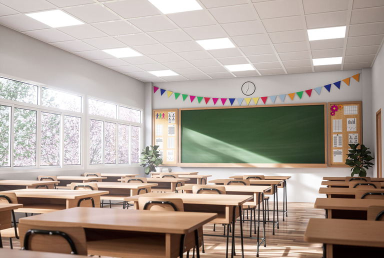 Leeres, modern eingerichtetes Klassenzimmer mit Tafel und Fensterfront