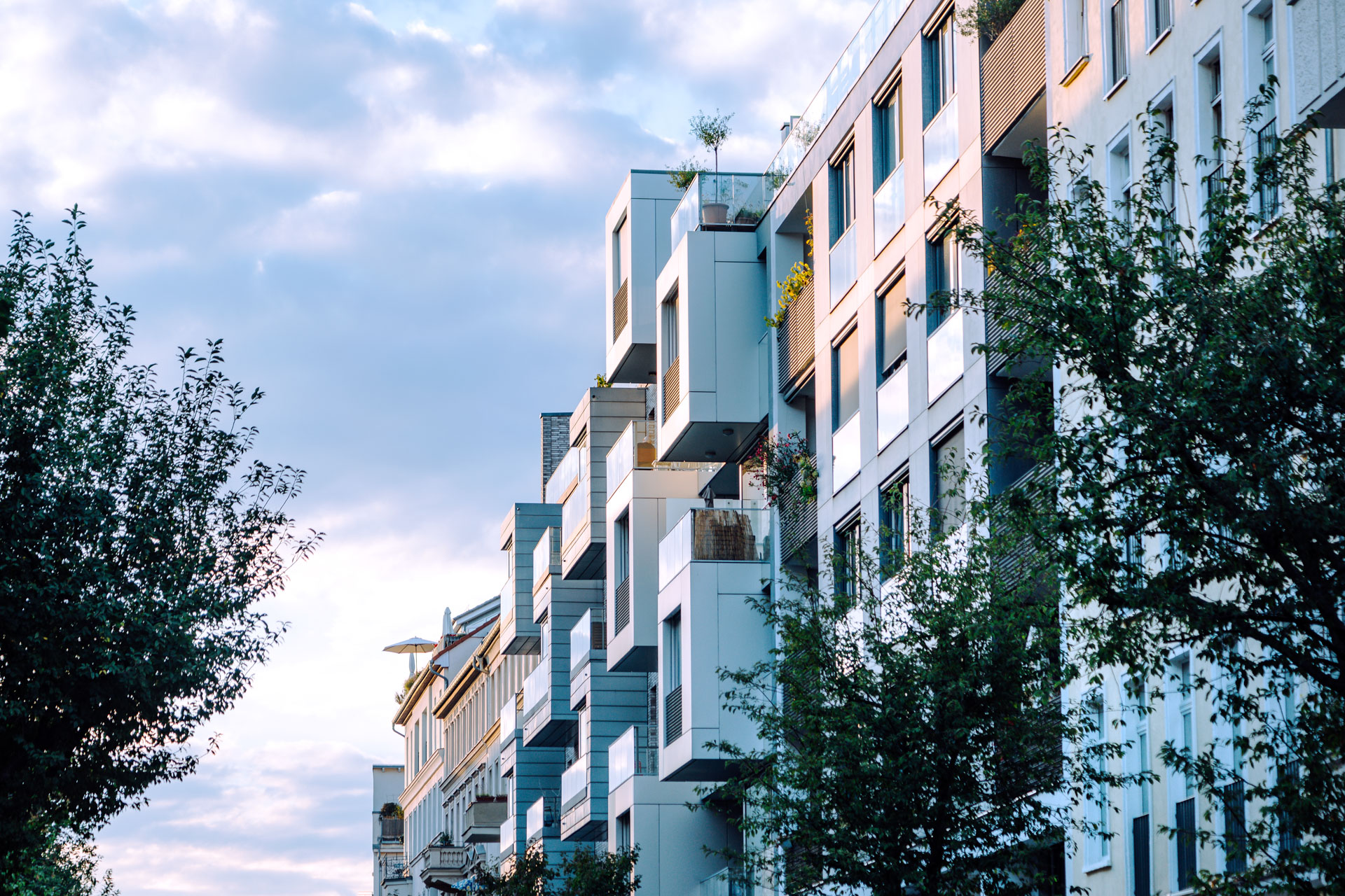 Moderne Wohngebäude-Fassade mit Balkonen in Berlin