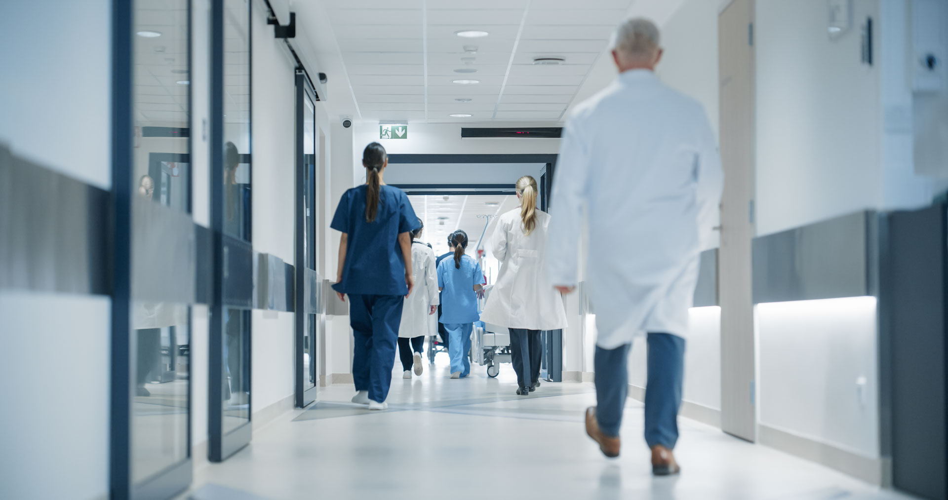 Krankenhausflur mit medizinischem Personal
